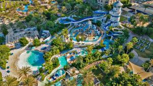 een luchtzicht op een waterpark in een resort bij Le Meridien Mina Seyahi Beach Resort & Waterpark in Dubai