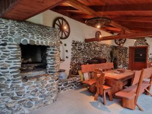 ein Steinzimmer mit einem Tisch und einem Steinkamin in der Unterkunft Casa Pavel in Porumbacu de Sus