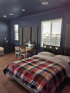 um quarto com uma cama e uma mesa com um micro-ondas em Nini Sweet home em Richmond