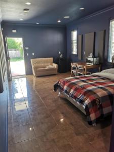 1 dormitorio con cama, sofá y mesa en Nini Sweet home en Richmond