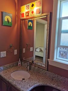 uma casa de banho com um lavatório e um espelho em Nini Sweet home em Richmond