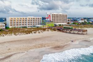 uma vista aérea da praia em frente a um hotel em Golden Sands Oceanfront Hotel em Carolina Beach