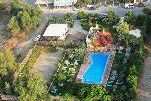 een luchtzicht op een resort met een zwembad bij Happy Glamping 2 in Kalamaki