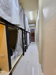 Katil dua tingkat atau katil-katil dua tingkat dalam bilik di Luca hostel