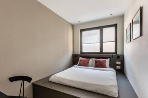Schlafzimmer mit einem Bett und einem Fenster in der Unterkunft BnBennaim - Bella apartment in Tel Aviv