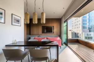 ein Esszimmer mit einem Tisch und Stühlen in der Unterkunft BnBennaim - Bella apartment in Tel Aviv