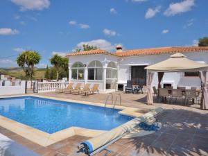 La JoyaにあるLuxury Villa with Private Pool in Almogia Andalusiaの家の前のスイミングプール