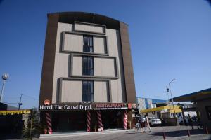 ジュナーガドにあるHOTEL THE GRAND DIPAKの大婁頭を読む看板のある建物