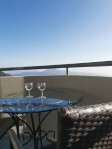 Dois copos de vinho numa mesa na varanda em 15-18 Pax Deluxe Family Room 3R2B,Cloudview,Mountain View, Golden Hills Resort , Genting Highlands em Genting Highlands