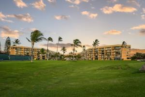un parque con palmeras frente a un edificio en Maui Sunset A-322, 3 Bedrooms, Ocean View, Pool, Tennis, Sleeps 8, en Kihei