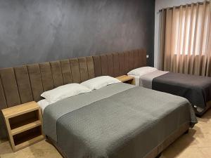2 Betten nebeneinander in einem Zimmer in der Unterkunft HOTEL Apartments ARDO in Golem