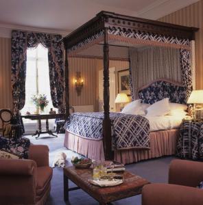 Łóżko lub łóżka w pokoju w obiekcie Marlfield House Hotel Relais et Chateaux