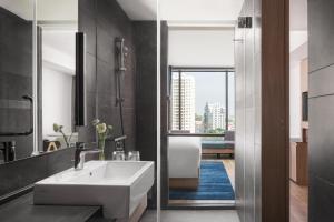 Koupelna v ubytování Courtyard by Marriott Phnom Penh
