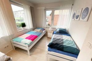 2 camas en una habitación con 2 ventanas en Große Wohnung Terrasse/Smart TV, en Korb