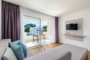 Televízia a/alebo spoločenská miestnosť v ubytovaní Apartament Massanet 2c