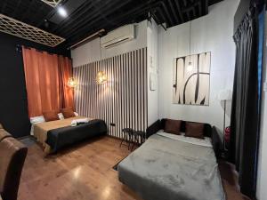 Łóżko lub łóżka w pokoju w obiekcie Chic4 luxury Gran via
