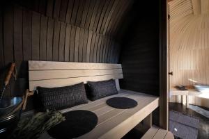 una sauna con 2 almohadas en un banco de madera en Igluhut Four Seasons, en Pfarrwerfen