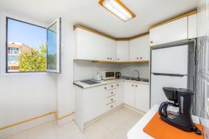 Η κουζίνα ή μικρή κουζίνα στο Oro del Mar iv apartamento 05