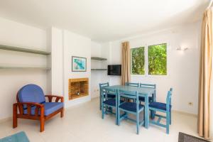A television and/or entertainment centre at Oro Del Mar iv Apartamento 02