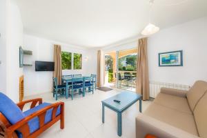 A television and/or entertainment centre at Oro Del Mar iv Apartamento 02