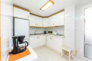 A kitchen or kitchenette at Oro Del Mar iv Apartamento 02