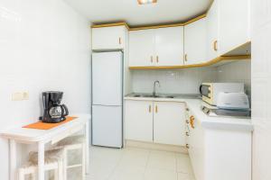A kitchen or kitchenette at Oro Del Mar iv Apartamento 02