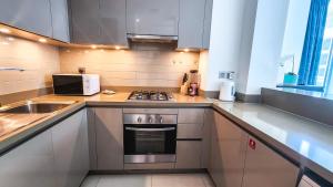 Kuchyň nebo kuchyňský kout v ubytování STAY BY LATINEM Luxury 1BR Holiday Home G61024 near Burj Khalifa