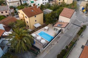 - une vue aérienne sur une maison avec une piscine dans l'établissement Casa Allegra, à Mali Lošinj
