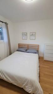 een slaapkamer met een wit bed in een kamer bij 5B3B Single house with gated front and back yard in San Jose