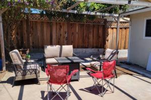een patio met stoelen, een tafel en een bank bij 5B3B Single house with gated front and back yard in San Jose