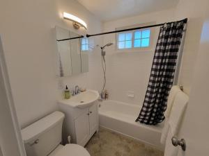 een witte badkamer met een wastafel en een toilet bij 5B3B Single house with gated front and back yard in San Jose