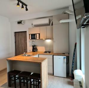 北瑪麥亞–納沃達里的住宿－Mamaia Nord Residence，一间厨房,内设一个柜台和凳子