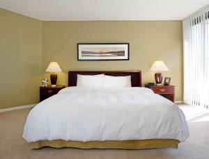 
A bed or beds in a room at Oakwood Arlington
