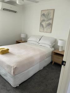 una camera da letto con un grande letto con due comodini di Todd Street 72 a Townsville