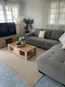 uma sala de estar com um sofá e uma mesa de centro em Todd Street 72 em Townsville