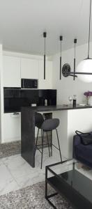 een keuken met een tafel en een stoel in een kamer bij NEW modern apartment in Oezjhorod