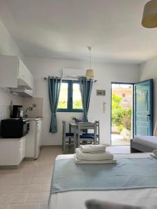cocina y sala de estar con mesa y cocina en Villa Mertiza, en Myrtos
