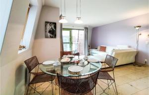 een eetkamer met een glazen tafel en stoelen bij Nice Apartment In Bredene With Kitchen in Bredene