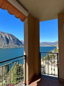 d'un balcon avec vue sur une étendue d'eau. dans l'établissement Monolocale con vista lago, à Campione dʼItalia