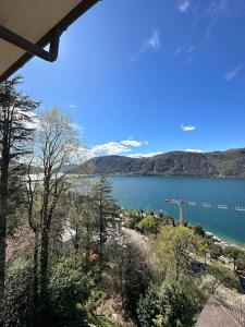 Blick auf einen großen Wasserkörper mit Bergen in der Unterkunft Monolocale con vista lago in Campione dʼItalia