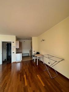 ein Wohnzimmer mit einem Glastisch und eine Küche in der Unterkunft Monolocale con vista lago in Campione dʼItalia