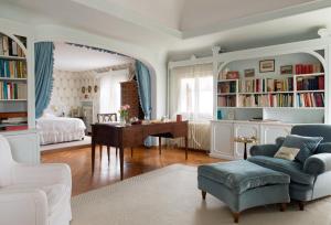 Villa il Galero في أسولو: غرفة معيشة مع مكتب وغرفة نوم