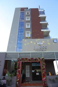 戈爾哈布爾的住宿－Blisss Hotel Kolhapur，一座建筑,上面标有阅读幸福的酒店