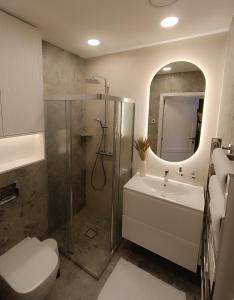 Ένα μπάνιο στο Luxury Vanagupė Apartments & SPA +20 φωτογραφίες