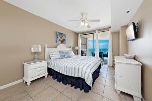 ein Schlafzimmer mit einem Bett und einem Deckenventilator in der Unterkunft Shoalwater 804 in Orange Beach