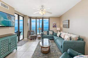 ein Wohnzimmer mit Sofa und Fernseher in der Unterkunft Shoalwater 804 in Orange Beach