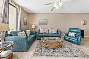 ein Wohnzimmer mit zwei Sofas und einem Couchtisch in der Unterkunft Shoalwater 804 in Orange Beach