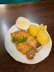 Toit külalistemaja aladel või selle läheduses