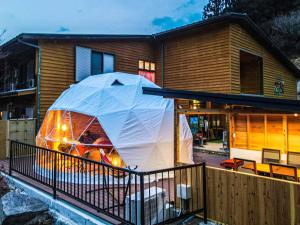 Budova, kde se the luxury tent nachází