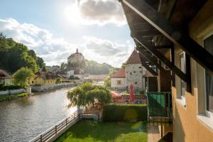 Výhled na řeku, která protéká v blízkosti hotelu